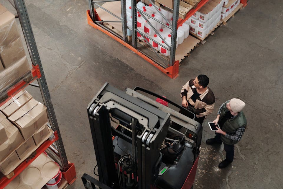 Skladišni tim bilježi vrijeme tijekom logističkog rada